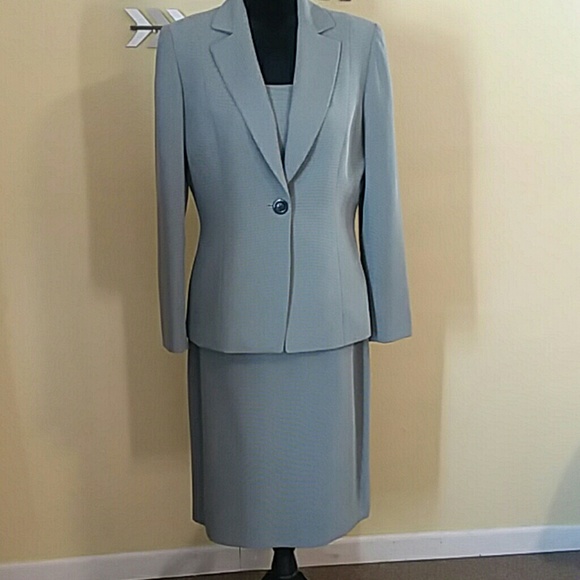 Tahari Dresses & Skirts - Tahari 3 PC Skirt Suit